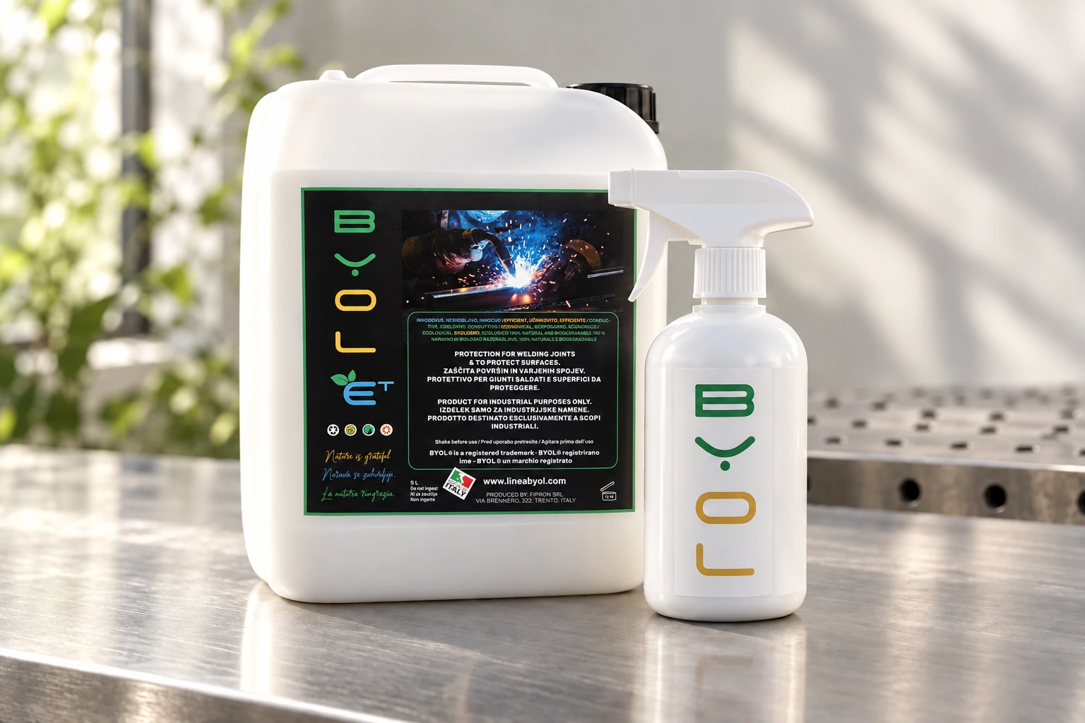 BYOL-E e il suo spruzzatore in un’ambientazione industriale con luce naturale: immagine illustrativa